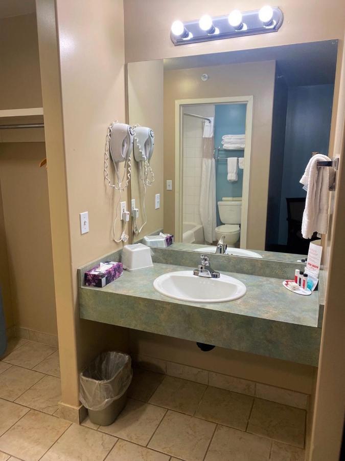 Super 8 By Wyndham Edmonton South Hotell Exteriör bild