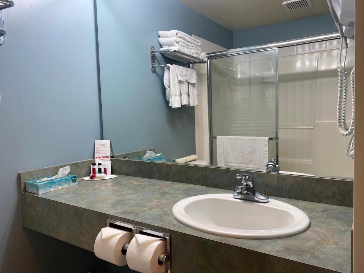 Super 8 By Wyndham Edmonton South Hotell Exteriör bild