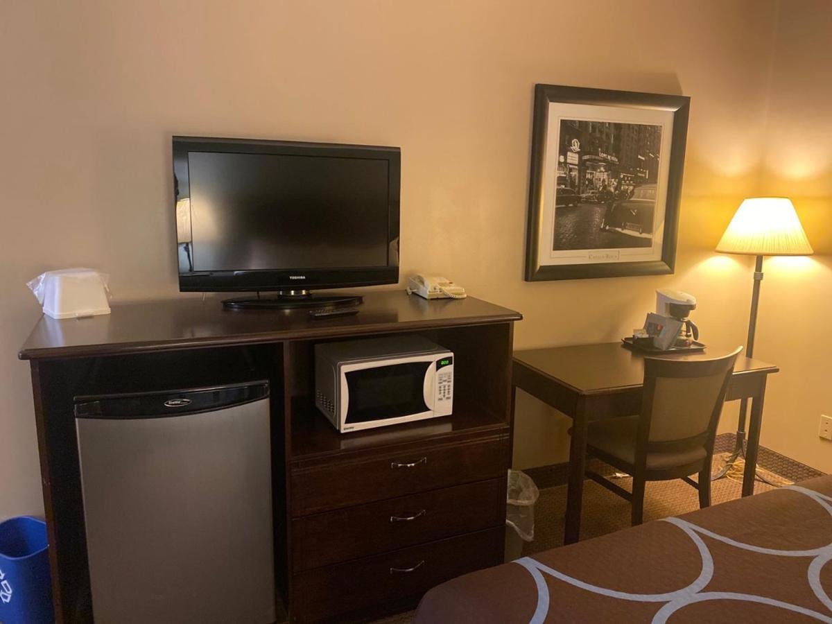 Super 8 By Wyndham Edmonton South Hotell Exteriör bild