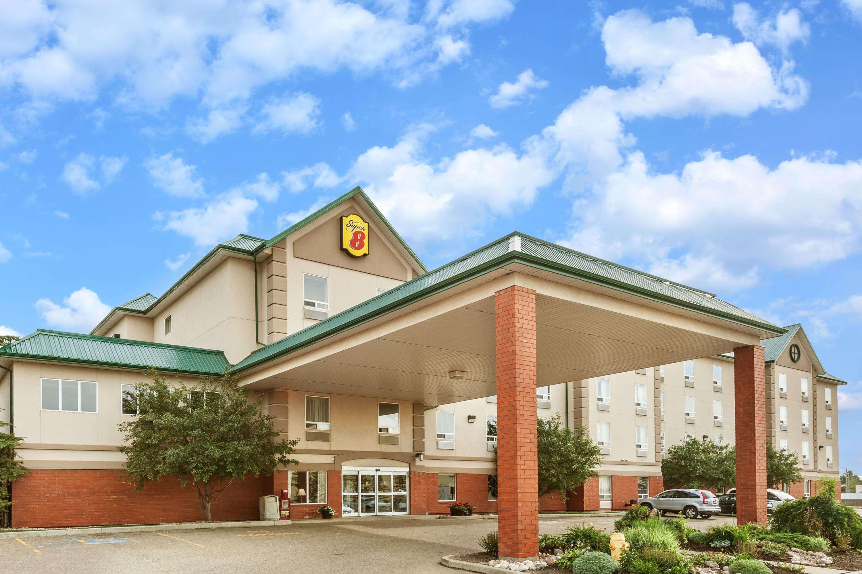 Super 8 By Wyndham Edmonton South Hotell Exteriör bild