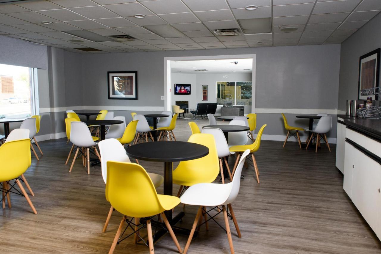 Super 8 By Wyndham Edmonton South Hotell Exteriör bild